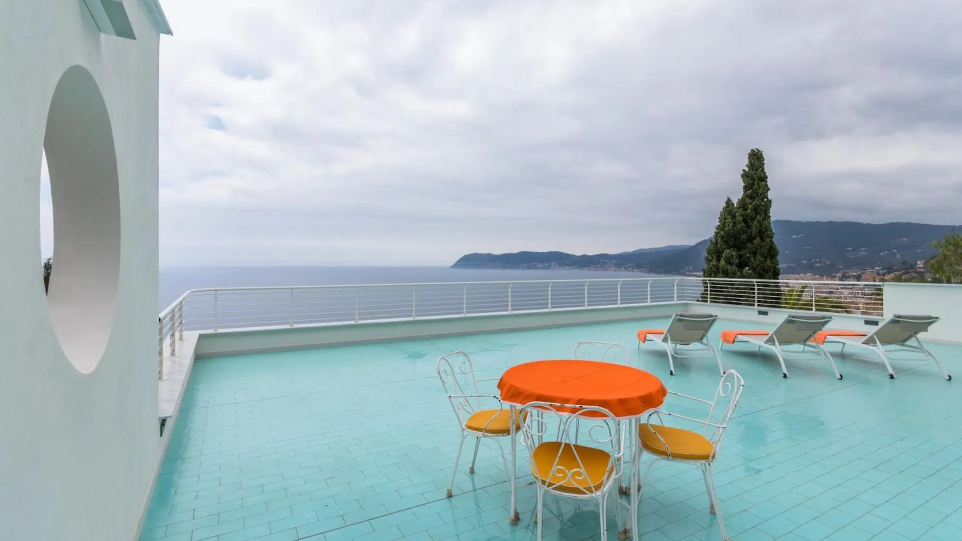 La Fiorella: Appartamento Con Terrazze In Villa Alassio