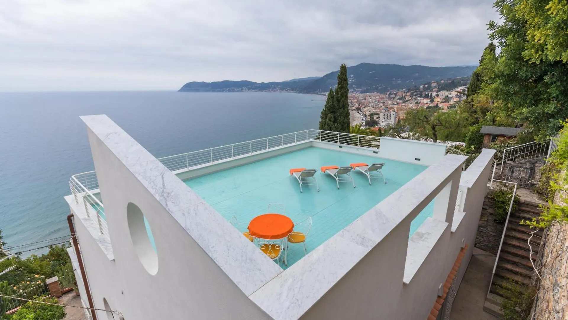 Apartment La Fiorella: Appartamento Con Terrazze In Villa Alassio
